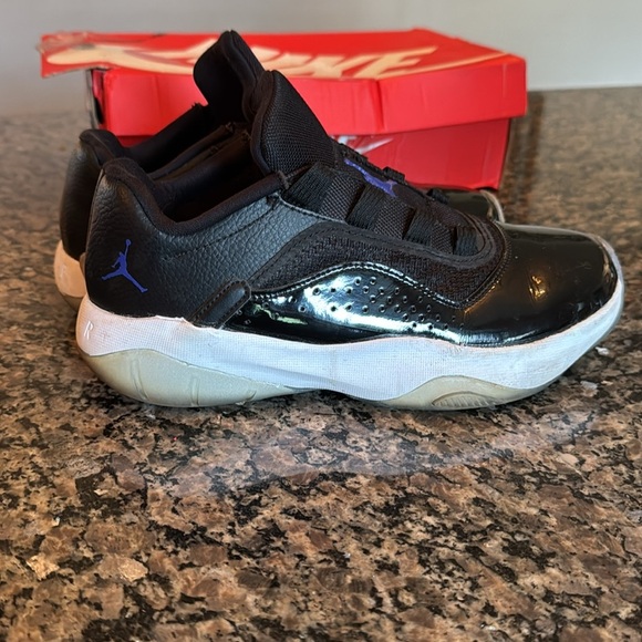 Jordan Kids Black and Blue Athletic Shoes 7Y - Picture 4 of 15
